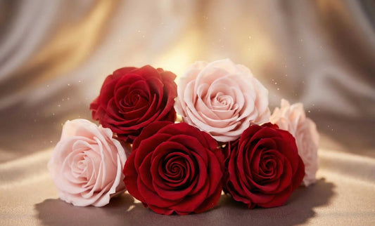 close-up van rode en roze eeuwige rozen op gouden achtergrond, illustratie onderhoud van eeuwige rozen