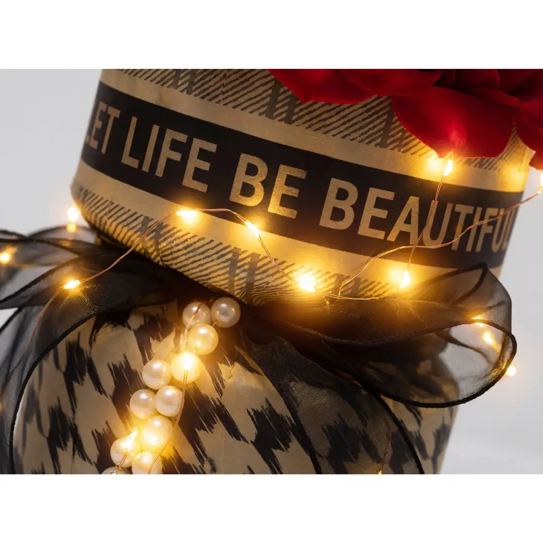 Close-up van luxe rozenbox met LED lichtsnoer, zwarte strik en pareldetail