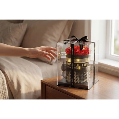 Luxe rozenbox in transparante geschenkverpakking op nachtkastje naast bed